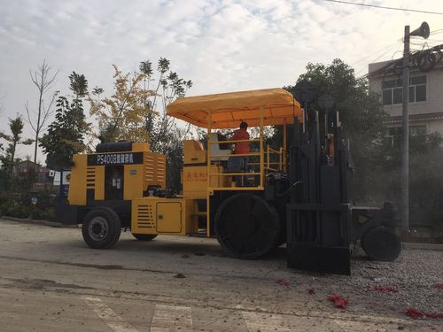 預(yù)先儲備先進(jìn)設(shè)備,培養(yǎng)專業(yè)過硬的技術(shù)人才,成都昊遠(yuǎn)工程機械設(shè)備租賃